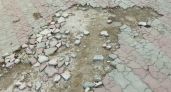 В Великих Луках ремонтируют тротуар на улице Винатовского