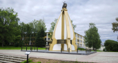 В Великих Луках начали красить памятник «800-летие Великих Лук»