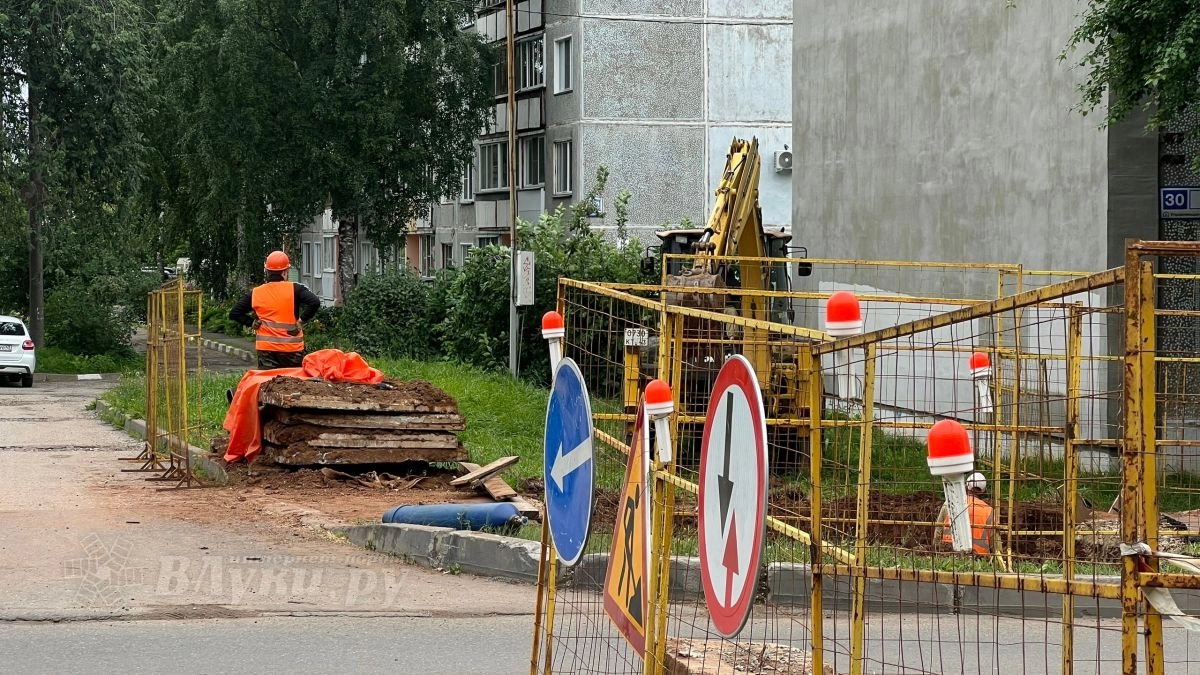 В Великих Луках ремонтируют двор на улице Маршала Жукова
