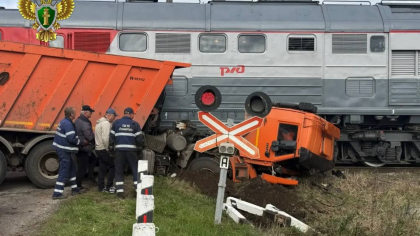 КамАЗ протаранил поезд под Великими Луками: водитель в больнице